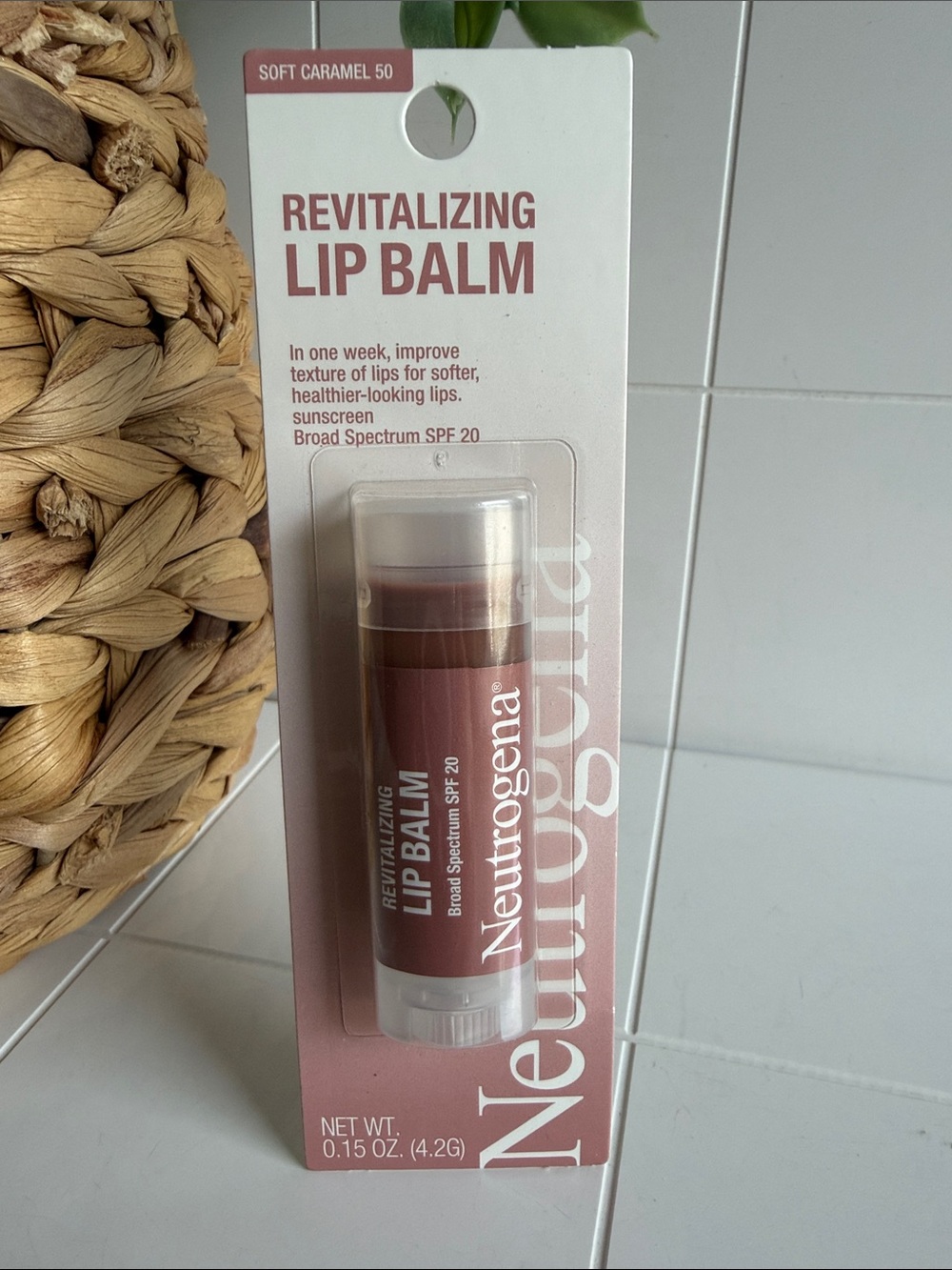 Neutrogena Revitalizing Lip Balm - Soft Caramel Brown